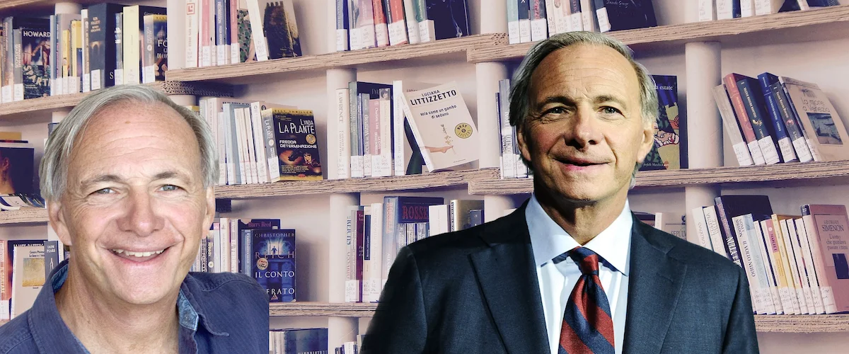 Könyvtári polcok tele könyvekkel háttérben, két Ray Dalio fénykép az előtérben